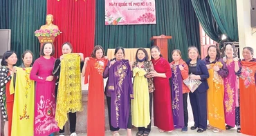 Chị em phụ nữ Hà Đông tặng áo dài cho các đối tượng yếu thế trên địa bàn.