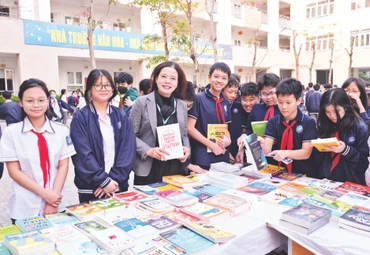 Cô Phan Thị Thục Hạnh cùng các em học sinh trong Ngày Sách và Văn hóa đọc tại Trường trung học cơ sở Phương Mai.
