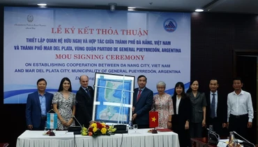 Lễ ký Thỏa thuận thiết lập quan hệ hữu nghị và hợp tác giữa hai thành phố Đà Nẵng và Mar del Plata. (Ảnh Đại sứ quán Argentina tại Việt Nam)