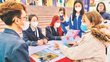 Thanh niên, sinh viên các trường đại học đã tham gia ứng tuyển, tìm kiếm việc làm tại ngày hội. 