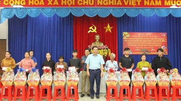 Đồng chí Phạm Văn Rạnh, nguyên Ủy viên Trung ương Đảng, nguyên Bí thư Tỉnh ủy Long An tặng quà Tết Ất Tỵ 2025 cho người nghèo,