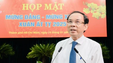 Đồng chí Nguyễn Văn Nên, Ủy viên Bộ Chính trị, Bí thư Thành ủy Thành phố Hồ Chí Minh, phát biểu tại họp mặt.