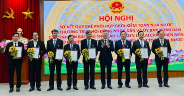 Trao Kỷ niệm chương cho các đồng chí có thành tích đóng góp cho sự nghiệp kiểm toán nhà nước.