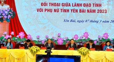 Lãnh đạo tỉnh Yên Bái đối thoại tại hội nghị.