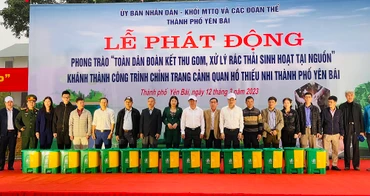 Lãnh đạo Mặt trận Tổ quốc Việt Nam tỉnh Yên Bái và thành phố Yên Bái trao thùng đựng rác cho các hộ dân.