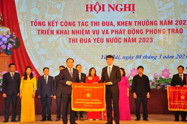 Thừa ủy quyền của Thủ tướng Chính phủ, đồng chí Trần Huy Tuấn, Phó Bí thư Tỉnh ủy, Chủ tịch Ủy ban nhân tỉnh, trao Cờ thi đua của Chính phủ cho các tập thể. 