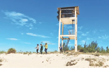 Cán bộ, nhân viên Trạm bảo vệ rừng Dinh Mười, huyện Quảng Ninh (Quảng Bình) đi tuần tra phòng, chống cháy rừng.