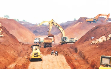 Một mỏ khai thác đất nền phục vụ dự án cao tốc Phan Thiết-Dầu Giây.