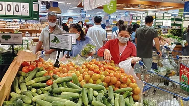 Người dân mua sắm tại siêu thị Co.op. 