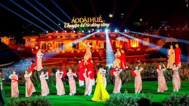 “Áo dài Huế - Chuyện kể từ dòng sông” là chương trình chuyện kể về sông Hương trên nền các bộ thiết kế áo dài Huế.