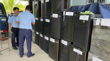Lực lượng chức năng kiểm tra vỏ thùng loa không rõ nguồn gốc xuất xứ. Ảnh Cục Quản lý thị trường Thành phố Hồ Chí Minh.