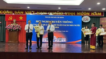 Lãnh đạo Thành phố Hồ Chí Minh trao bằng khen các doanh nghiệp tiêu biểu nộp ngân sách nhà nước năm 2024. 