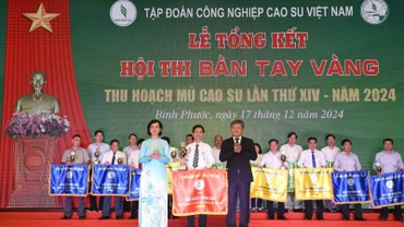 Lãnh đạo Uỷ ban nhân dân tỉnh Bình Phước và Tập đoàn VRG trao giải Nhất đồng đội cho Công ty Cổ phần Cao-su Đồng Phú.