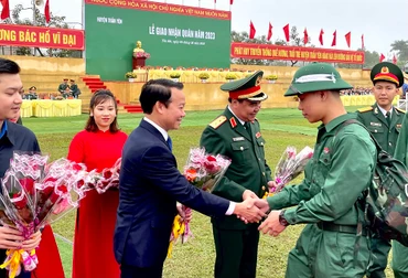 Đồng chí Đỗ Đức Duy, Ủy viên Trung ương Đảng, Bí thư Tỉnh ủy tặng hoa chúc mừng tân binh.