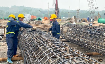 Thi đua lao động trên công trình cầu Giới Phiên, thành phố Yên Bái.
