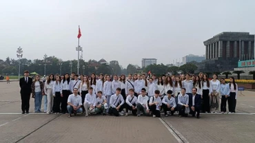Các em học sinh tỉnh Irkutsk tham quan Lăng Chủ tịch Hồ Chí Minh.