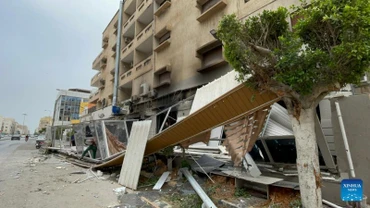 Một tòa nhà bị phá hủy do các cuộc đụng độ bạo lực ở thủ đô Tripoli của Libya. (Ảnh: Tân Hoa xã)