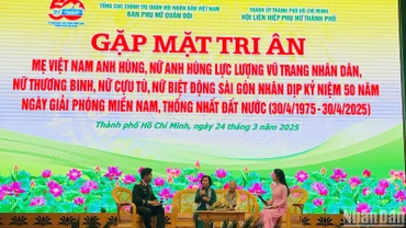 Giao lưu nhân chứng lịch sử. (Ảnh: CHI MAI)
