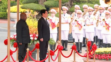 Chủ tịch nước Lương Cường chủ trì Lễ đón chính thức Tổng thống nước Cộng hòa Burundi Evariste Ndayishimiye. (Ảnh THỦY NGUYÊN)