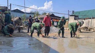 Ngày 12/3, cán bộ, chiến sĩ Đồn Biên phòng Na Ngoi cùng bà con nhân dân địa phương xây dựng sân bê-tông nhà văn hóa bản Phù Khả 2, xã Na Ngoi, huyện Kỳ Sơn.