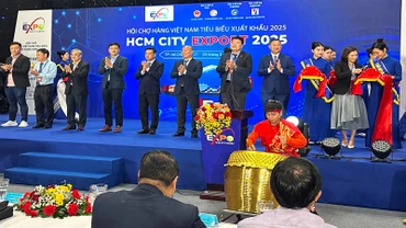 Các đại biểu thực hiện nghi thức khai mạc hội chợ.