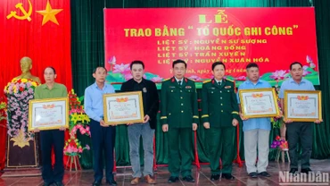 Thừa ủy quyền của Thủ tướng Chính phủ, Thượng tá Nguyễn Trọng Sâm, Trưởng phòng Chính sách Quân khu 4 và Đại tá Nguyễn Bá Duẩn, Chính ủy Bộ Chỉ huy quân sự tỉnh Quảng Trị trao Bằng “Tổ quốc ghi công” cho thân nhân các liệt sĩ.