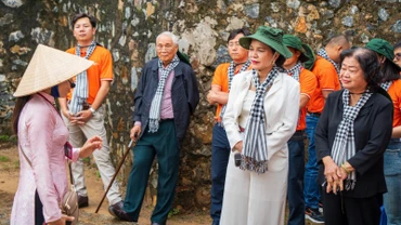 Nguyên Phó Chủ tịch nước Trương Mỹ Hoa cùng các thành viên Quỹ học bổng Vừ A Dính thăm nhà tù Phú Hải-Côn Đảo. (Ảnh THU HƯƠNG)