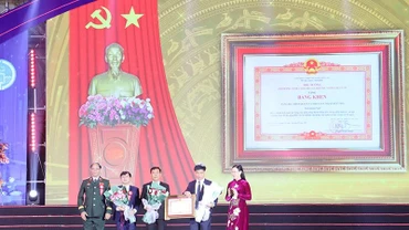 Phó Chủ tịch Quốc hội Trần Quang Phương và Bí thư Tỉnh ủy Quảng Ngãi Bùi Thị Quỳnh Vân trao Bằng khen của Thủ tướng Chính phủ tặng Đảng bộ, chính quyền và nhân dân thị xã Đức Phổ .