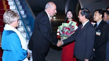 Bộ trưởng Giáo dục và Đào tạo Nguyễn Kim Sơn đón Tổng thống Hungary Sulyok Tamas và Phu nhân tại Sân bay quốc tế Nội Bài. (Ảnh: Minh Đức/TTXVN)
