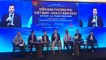 Các diễn giả tham gia một phiên tọa đàm tại diễn đàn.