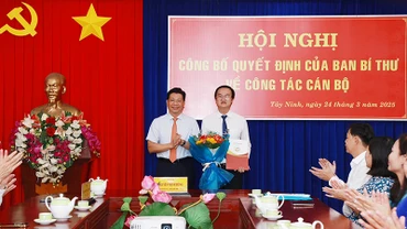 Đồng chí Nguyễn Mạnh Hùng (trái) trao Quyết định của Ban Bí thư chuẩn y đồng chí Phan Huỳnh Quốc Vinh giữ chức Chủ nhiệm Ủy ban Kiểm tra Tỉnh ủy Tây Ninh, nhiệm kỳ 2020-2025.