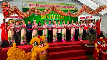 Các đại biểu thực hiện nghi thức khai mạc Hội thi-Triển lãm.