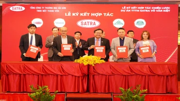 Đại diện SATRA (giữa) ký các biên bản ghi nhớ hợp tác với các đối tác chiến lược lớn của Centre Mall Võ Văn Kiệt.