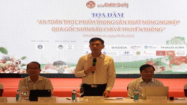 Tổng Biên tập Báo Kinh tế và Đô thị Nguyễn Thành Lợi phát biểu khai mạc toạ đàm