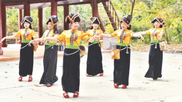 Đội văn nghệ bản Hồng Lếch Cang, xã Thanh Chăn, huyện Điện Biên, tỉnh Điện Biên biểu diễn xòe Thái tại nhà văn hóa địa phương. (Ảnh ANH SƠN)