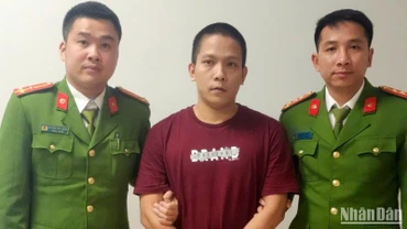 Đối tượng Nguyễn Văn Hợi (giữa) tại cơ quan công an