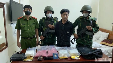Đối tượng TonSakSith LatXaKham cùng tang vật vụ án.