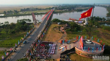 Toàn cảnh Lễ thượng cờ "Thống nhất non sông" ở Khu di tích quốc gia đặc biệt Đôi bờ Hiền Lương-Bến Hải.