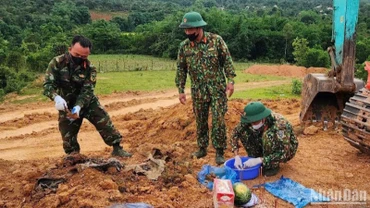 Đội Quy tập hài cốt liệt sĩ Đoàn Kinh tế-Quốc phòng 337 tìm kiếm, cất bốc tại khu vực thôn Xa Re, xã Hướng Tân, huyện Hướng Hóa.