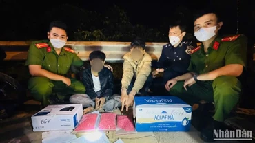 Lực lượng chức năng bắt giữ hai đối tượng cùng tang vật. 