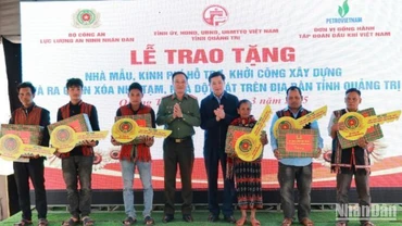 Bí thư Tỉnh ủy Quảng Trị Nguyễn Long Hải và Thứ trưởng Công an Phạm Thế Tùng trao chìa khóa tượng trưng cùng các suất quà cho các hộ dân có hoàn cảnh khó khăn tại huyện Hướng Hóa.