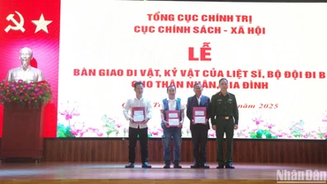Đại tá Dương Văn Bảo, Phó Trưởng phòng Hậu phương quân đội, Cục Chính sách-Xã hội, Tổng Cục Chính trị bàn giao di vật, kỷ vật của liệt sĩ về với thân nhân.