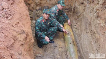 Lực lượng Công binh, Bộ Chỉ huy Quân sự tỉnh Quảng Trị kiểm tra, triển khai phương án xử lý quả bom từ trường.
