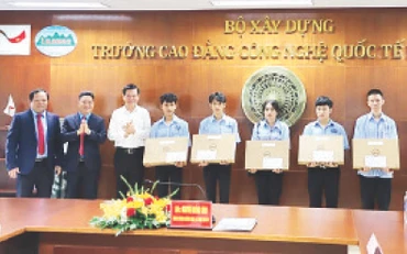 Lãnh đạo tỉnh Đồng Nai tặng quà học viên đang theo học ngành hàng không tại Trường cao đẳng Công nghệ quốc tế Lilama 2.