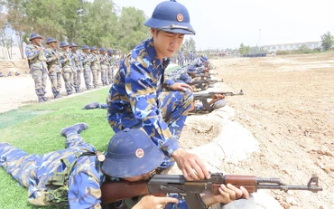 Chiến sĩ mới thuộc Trung tâm Huấn luyện Vùng 2 Hải quân luyện tập bắn súng tiểu liên AK.