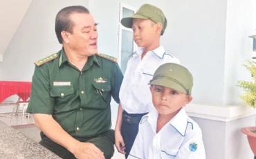 Lãnh đạo Bộ Chỉ huy Bộ đội Biên phòng tỉnh Tây Ninh thăm hỏi các em học sinh là con nuôi của đơn vị.