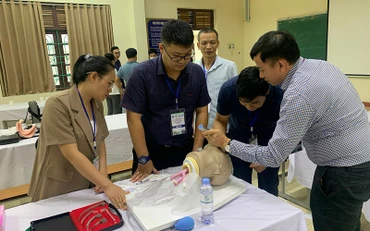 Hướng dẫn đặt nội khí quản trên mô hình.