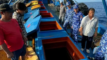 [Video] Bắt giữ tàu cá vận chuyển khoảng 70.000 lít dầu không rõ nguồn gốc
