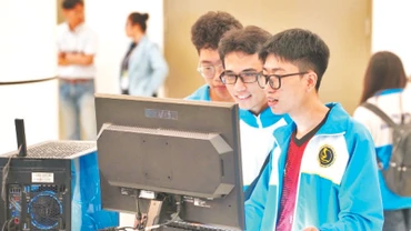 Khách tham quan trải nghiệm thiết bị công nghệ cao tại Triển lãm ngành công nghiệp bán dẫn 2024.