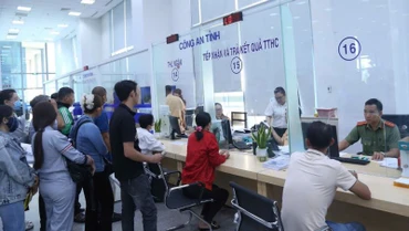 Người dân làm thủ tục cấp Phiếu lý lịch tư pháp tại Trung tâm phục vụ hành chính công tỉnh Bình Dương.